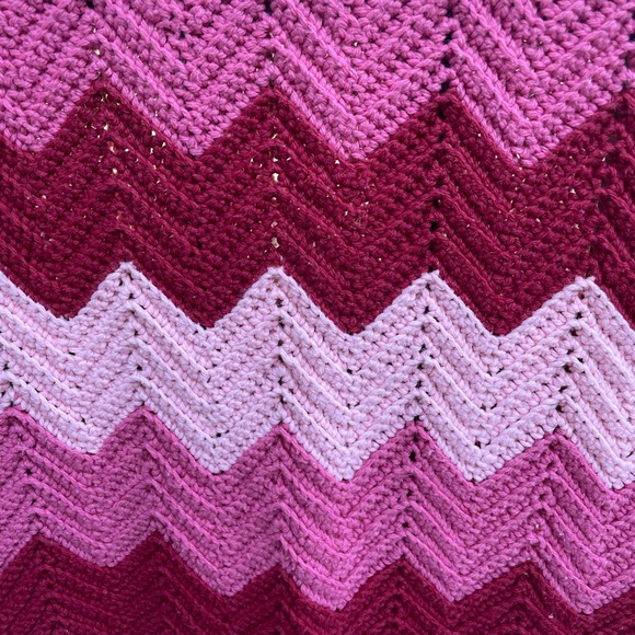 Vintage Handmade Afghan Adorable shades of Pink 🌺 - Picture 15 of 16